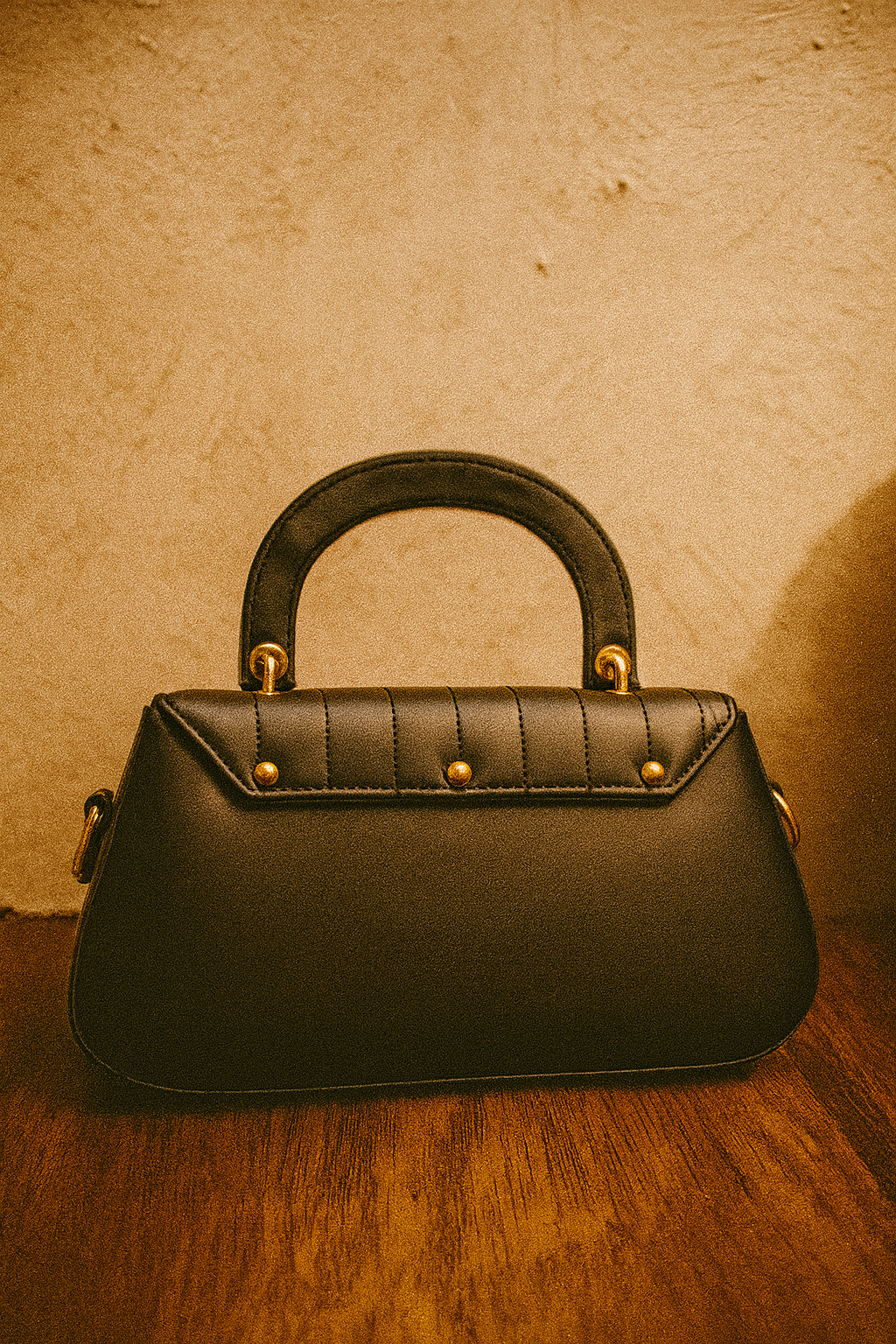 Vintage Luxe Leather Handbag – Timeless Elegance for Every Outfit